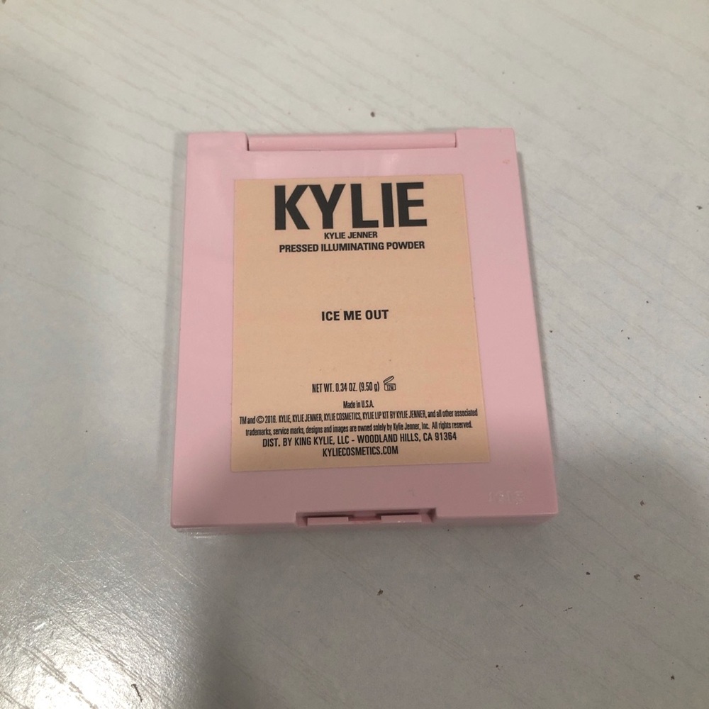 Kylie Cosmetics Pressed Illuminating Powder in the shade “Ice Me Out”